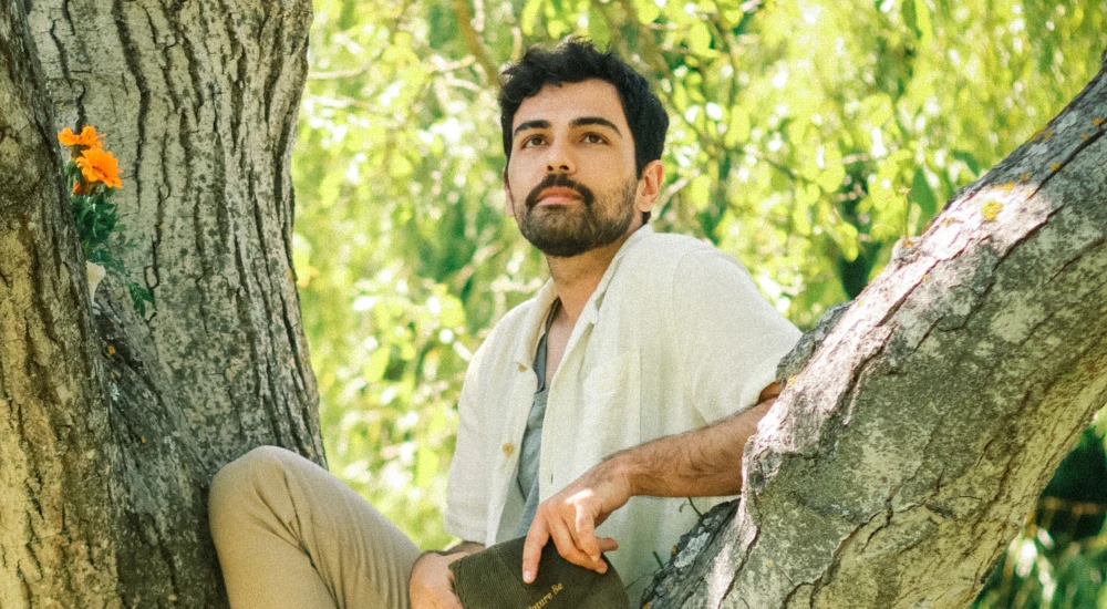 CARLOS SANCHES EDITA ÁLBUM DE ESTREIA "CÃES E CRIANÇAS"