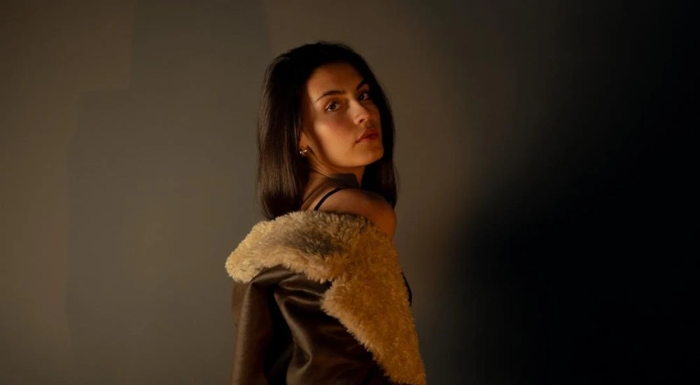 MIA BENITA RECEBE A PRIMAVERA COM O NOVO SINGLE 'MALMEQUER'